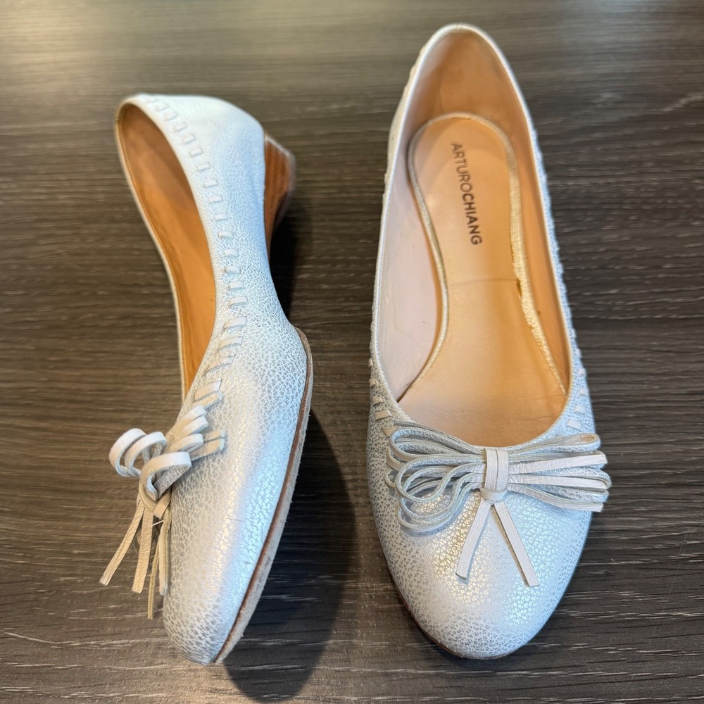 Arturo Chiang Women 7.5 M Silver Metallic Leather Bow Ballet Flat Low Wedge Heel